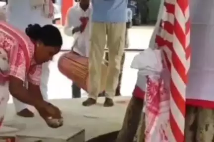 कांके: सिरमटोली सरना स्थल में जेएमएम सुप्रीमो शिबू सोरेन के जल्द स्वस्थ होने के लिए की गई प्रार्थना