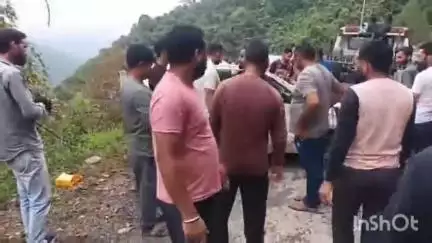 मंडी: मंडी में सड़क हादसा: कोटली-वीर मंडी मार्ग पर गाड़ी खाई में गिरी, चालक को मामूली चोटें आईं