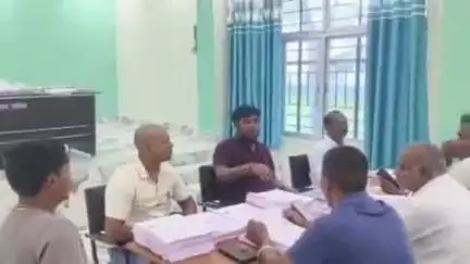 धोरैया: प्रखंड कार्यालय धोरैया में बीडीओ ने बीएलओ को विशेष गहन पुनरीक्षण कार्य के लिए दिया प्रशिक्षण