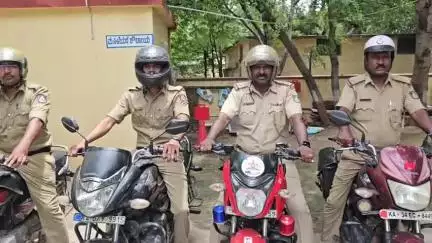 ಸಿರಗುಪ್ಪ: ಸಡಕ್ ಸುರಕ್ಷಾ - ಜೀವನ ರಕ್ಷಾ,  ತೆಕ್ಕಲಕೋಟೆಯಲ್ಲಿ ಹೆಲ್ಮೆಟ್ ಜಾಥಾ, ಎಸ್ಪಿ ಡಾ. ಶೋಭಾರಾಣಿ ಆದೇಶದ ಮೇರೆಗೆ ಜಾಗೃತಿ