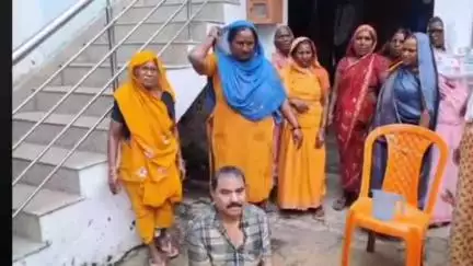 नौतनवा: नौतनवा कस्बे में महिलाओं ने पूर्व चेयरमैन गुड्डू खान को बारिश कराने को लेकर कीचड़ से नहलाया