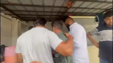 विद्यार्थिनीसोबत शिक्षकाचे असभ्य वर्तन,शिवसैनिकांनी शिक्षकाला दिला चोप,एस.बी कॉलेज समोरील घटना