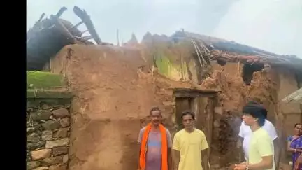 राहे: बारिश से घर गिरने की सूचना पर विधायक अमित महतो गांव पहुंचे