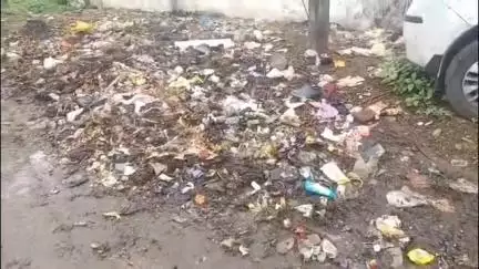छिंदवाड़ा नगर: शिव नगर कॉलोनी में रेलवे क्रॉसिंग के पास गंदगी का अम्बार सड़क पर फैला कचरा लोगों के घरों में घुसता है
#jansamasya