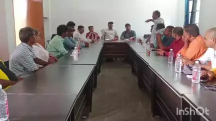 उदाकिशुनगंज: उदाकिशुनगंज अनुमंडल कार्यालय में एसडीएम ने विभिन्न राजनीतिक दलों के नेताओं के साथ रविवार को की बैठक