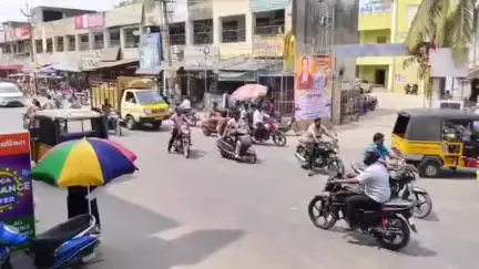 வாலாஜா: பாகவெளி கிராமத்தில் அருகே 70 வயது முதியவர் மற்றும் 12 வயது சிறுவனை தேன் கடித்ததால் பலத்த காயம் ஏற்பட்டு அரசு மருத்துவமனையில் அனுமதிக்கப்பட்டு சிகிச்சை