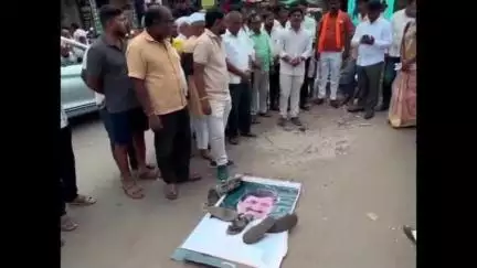 उमरगा: उमरगा शहरामध्ये आमदार लोणीकर यांच्या प्रतिमेला जोडो मारो आंदोलन, शिवसेना ठाकरे गट आक्रमक