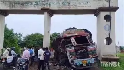 हिंगणघाट: अल्लिपुर येथे ट्रकची स्वागत गेटला धडक, चालक गंभीर जखमी; ट्रकचे मोठ्या प्रमाणात नुकसान