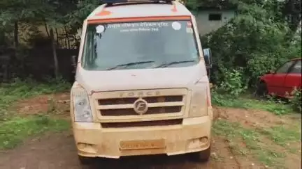 नारायणपुर: जिला अस्पताल से चोरी हुई हाट बाजार एम्बुलेंस बस्तर के बाजार से बरामद, बस्तर पुलिस ने आरोपी को किया गिरफ्तार