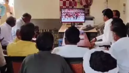 बड़वानी: ग्राम जलगोन में विधायक श्याम बरडे ने कार्यकर्ताओं के साथ सुनीं PM मोदी के 'मन की बात'