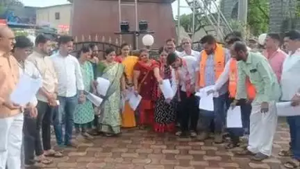 खालापूर: खोपोली येथे शिवसेना उद्धव बाळासाहेब ठाकरे पक्ष आणि मनसे पदाधीकारी यांनी हिंदी भाषा सक्ती विरोधात प्रत जाळत केला निषेध