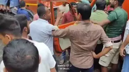 উদয়পুর: গান্ধারী এলাকায় দুটি গাড়ির মুখোমুখি সংঘর্ষ, যানজট মুক্ত করল প্রশাসন