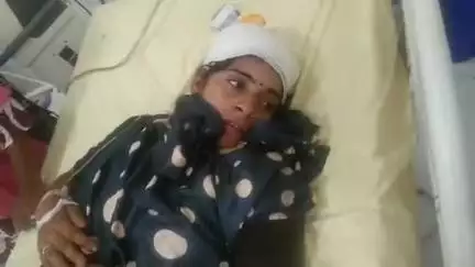 भीलवाड़ा: अरसीपुरा के समीप चलती बाइक में कपड़े आने से एक महिला अनियंत्रित होकर गिरी, जिला अस्पताल में कराया गया भर्ती