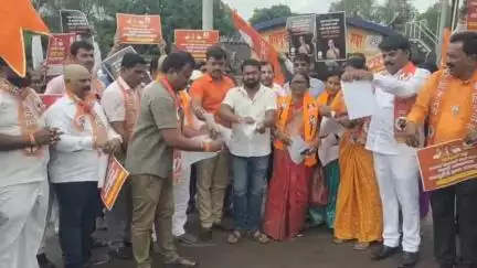 सातारा: सातारा जिल्हा शिवसेना उद्धव बाळासाहेब ठाकरे गटाकडून हिंदी सक्तीविरोधात पोवई नाका येथे जीआरची केली होळी