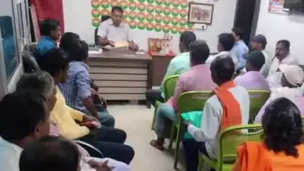 सारठ: पूर्व MLA रणधीर सिंह ने सहरजोरी आवास में BJP कार्यकर्ताओं की समस्याएं सुनीं, समाधान का दिया भरोसा