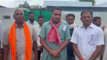बेरला: किसान नेता बाबा टेकसिंह चंदेल ने विधायक ईश्वर साहू से अछोली में खुलने वाली शराब दुकान को लेकर की शिकायत