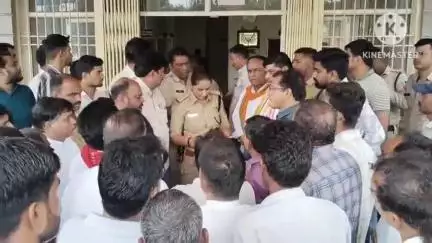 आगर: BJP कार्यकर्ताओं ने कोतवाली थाने का किया घेराव, PM का पुतला फूंकने पर कांग्रेसियों पर FIR दर्ज करने की मांग की