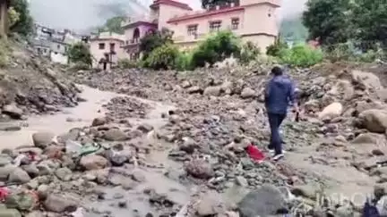 हल्द्वानी: एसडीएम राहुल शाह ने हल्द्वानी में बरसात के दौरान काठगोदाम के कल्सिया नाले के दोनों किनारों का किया निरीक्षण