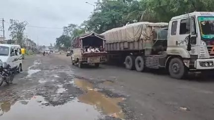 ઝાલોદ: દાહોદ થી રાજસ્થાનને જોડતો નૅશનલ હાઇવે લીમડી વિસ્તારમાં બિસ્માર હાલતમાં #Jansamasya