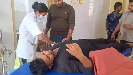 सिमडेगा: पिथरा गांव में बिजली ठीक करते समय युवक को लगा करंट, अस्पताल में भर्ती किया गया