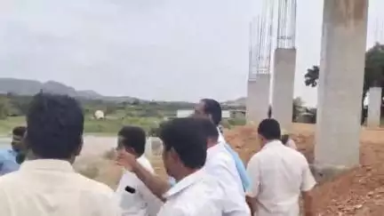 రాయదుర్గం: ఓబుళాపురం వద్ద ఏర్పాటు చేయనున్న కెమికల్ ప్యాక్టరీ నిర్మాణాన్ని అడ్డుకున్న స్థానికులు