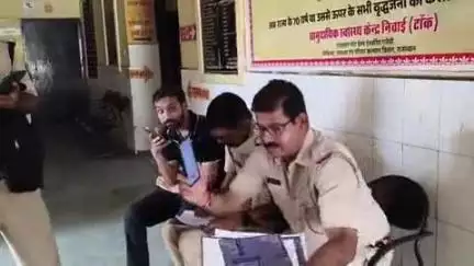 निवाई: निवाई रेलवे स्टेशन के पास मुंबई से जयपुर जा रही ट्रेन के कोच के गेट पर खड़े युवक की गिरकर हुई मौत, मौके पर पहुंची पुलिस