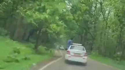 भिकियासैन: भतरौंजखान-मोहान मार्ग पर पुलिस ने चलती कार में स्टंट करने पर ₹10000 का किया चालान