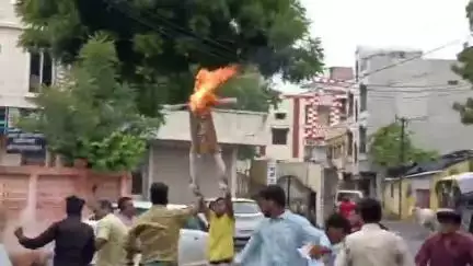 मंदसौर: जीतू पटवारी के खिलाफ FIR दर्ज होने के विरोध में NSUI ने गांधी चौराहा पर किया प्रदर्शन, CM मोहन यादव का जलाया पुतला