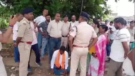 दुमका: कोयला डंपिंग यार्ड हटाने की मांग को लेकर स्टेशन परिसर के बाहर धरना दे रहे लोगों से RPF की तीखी बहस