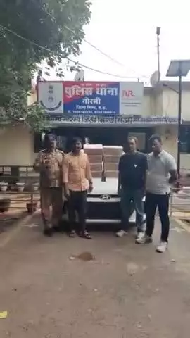 गोरमी: गोरमी पुलिस ने अवैध शराब से भरी कार पकड़ी, 8 पेटी शराब ज़ब्त