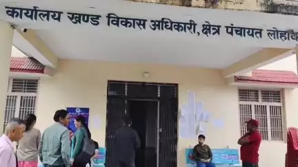 लोहाघाट ब्लॉक कार्यालय में मुख्य विकास अधिकारी ने पंचायत चुनावो की तैयारी का लिया जायजा।