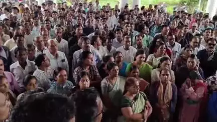 रतलाम नगर: ऑनलाइन अटेंडेंस के विरोध में शिक्षकों व कर्मचारियों ने कलेक्टर कार्यालय में किया प्रदर्शन, राजस्व अधिकारी को दिया ज्ञापन