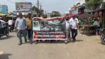 మహా న్యూస్ కార్యాలయంపై జరిగిన దాడిని ఖండిస్తూ నిరసన ర్యాలీ చేపట్టిన పెద్దకూరపాడు జర్నలిస్టులు