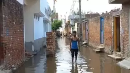बिलारी: ढकिया नरू गांव में  नालों के पानी की निकासी होने से गंदा पानी ग्रामीणों के घर में घुसा #Jansamasya