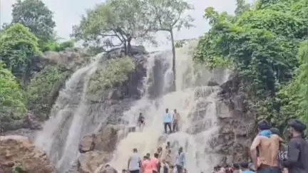 तळोदा: सातपुड्यातील नैसर्गिक सौंदर्य बहरले, तालुक्यातील वाल्हेरी धबधब्यावर पर्यटकांची मोठी गर्दी