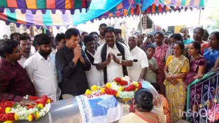 ఆదోని: మాజీ కౌన్సిలర్ గోవిందరాజులు మృతదేహానికి నివాళులర్పించిన ఆదోని ఎమ్మెల్యే పార్థసారథి