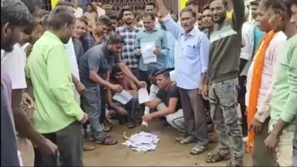 भंडारा: स्मार्ट मीटर विरोधात ग्रामस्थांचा तीव्र संताप, माटोरा येथे महावितरण विरोधात तीव्र आंदोलन #Jansamasya