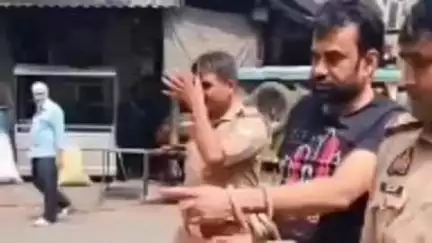 कानपुर: चमनगंज पुलिस ने 44 मामलों के आरोपी हिस्ट्रीशीटर शाहिद पिच्चा को हथकड़ी पहनाकर क्षेत्र में घुमाया