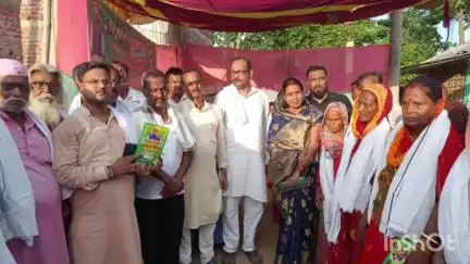 डंडखोरा: सौरिया में पेंशन ₹400 से ₹1100 होने पर बुजुर्गों को अंगवस्त्र व फूल माला पहनाकर किया गया सम्मानित