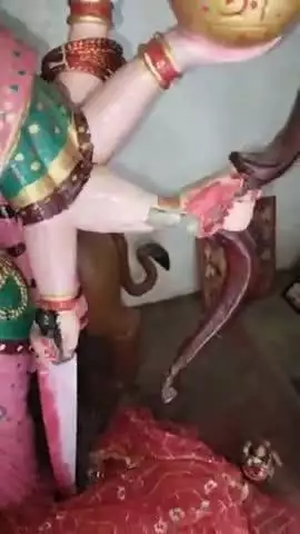 शाहजहांपुर: अजीजगंज में माता जी की मूर्ति तोड़ने के मामले में लोगों में आक्रोश, दी गई तहरीर
