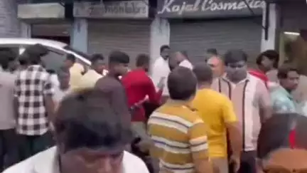 बाघमारा/कतरास: लोयाबाद में इनोवा कार ने दुकान में टक्कर मारी, बाइक और सलीम की दुकान क्षतिग्रस्त, तनावपूर्ण स्थिति