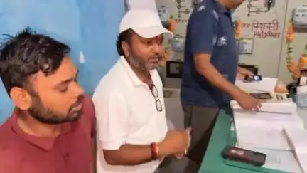 लातेहार में बिजली की अनियमित आपूर्ति देख  देर रात पहुँचे बिजली विभाग,