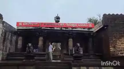 ಶಿರಸಿ: ಬನವಾಸಿಯ ಮಧುಕೇಶ್ವರನಿಗೆ ವರುಣನಿಂದಲೇ ಅಭಿಷೇಕ : ಸೋರುತ್ತಿರುವ ದೇವಾಲಯಕ್ಕೆ ಟಾರ್ಪಾಲ್ ಹೊದಿಕೆಯ ಅಪಹಾಸ್ಯ !
#localissue