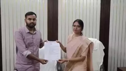 बेतिया: महापौर ने नगर निगम क्षेत्र के विभिन्न वार्डों में सड़क व नाला निर्माण योजनाओं का कार्यादेश बांटा