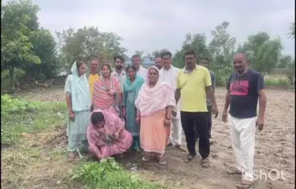 इंदौरा: केंद्र सरकार के 11 साल पूरे होने पर पूर्व विधायक इंदोरा ने सूरजपुर उपरला में किया पौधारोपण