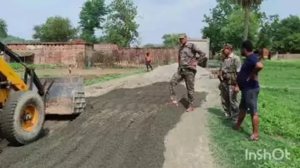 हरिहरगंज: पथरा ओपी प्रभारी की पहल: सरसोत से बेलाघाट तक जर्जर सड़क की हुई मरम्मत