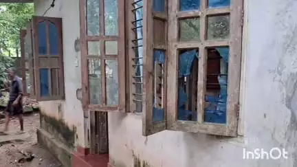 തിരുവനന്തപുരം: എള്ളുവിളയില്‍ വീട് മാറിക്കയറി പത്തംഗ സംഘത്തിന്റെ ഗുണ്ടാ ആക്രമണം, ജനലും കതകും തകർത്തു