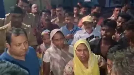 मुगलसराय: घायल मजदूर की मौत के बाद मुगलसराय में बवाल, शव लेकर जा रही पुलिस पर परिजनों का विरोध, लाठी चार्ज का आरोप