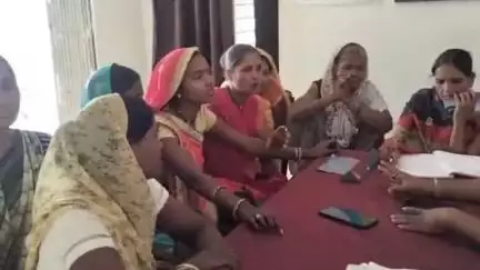 तेंदूखेड़ा: ग्राम ग्वारी में अवैध शराब बिक्री पर महिला शक्ति ने भरी हुंकार, तेंदूखेड़ा थाने पहुंची