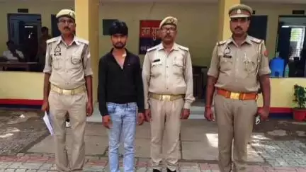 चरखारी: ग्राम रिवई के पास से थाना चरखारी पुलिस टीम ने एससी/एसटी के 1 नफर वांछित अभियुक्त को किया गिरफ्तार